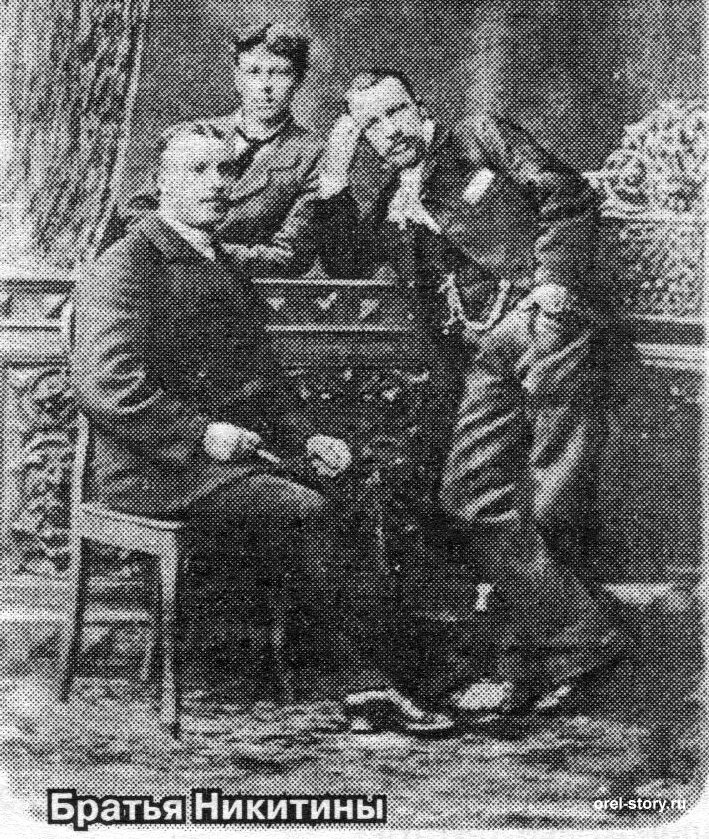 Знаменитая фотография, в наше время повторенная в камне!