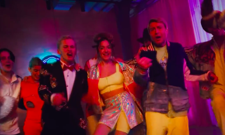 Евгения Медведева снялась в клипе с певцами. Фото: кадр клипа Даня Милохин & Николай Басков — «Дико влюблены»