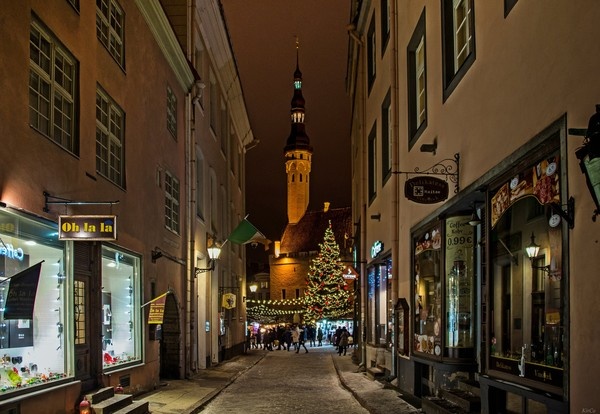 Вокруг нас есть очень много всего, что ожидает нашего  участия и поднимает настроение абсолютно, как только к этому касаешься.  Мы очень быстро погружаемся в удивительный мир и потом по нему скучаем.  Хотя ... нам совершенно необязательно ждать какого-то особенного повода,  чтобы создать себе праздник ... С Рождеством Вас ...    

Таллинн ...   

  