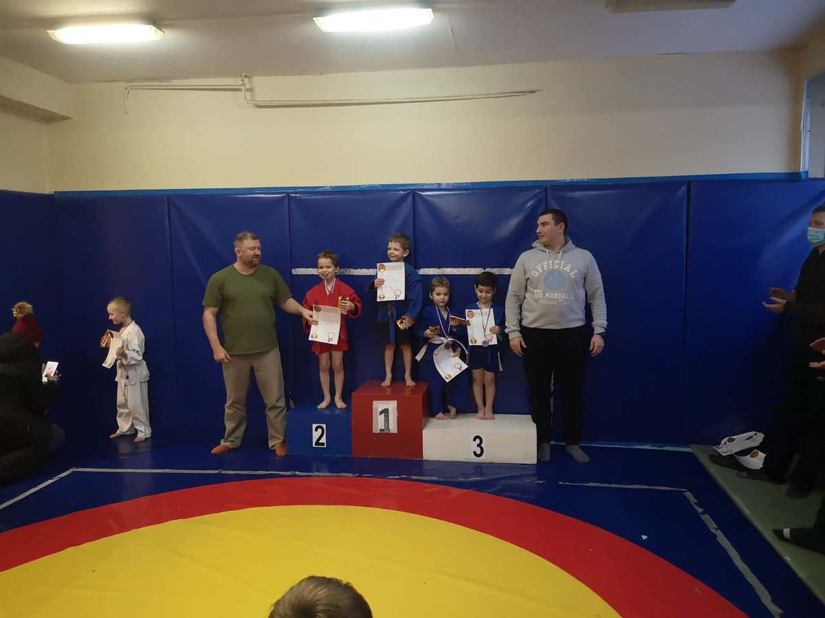 Яшка на третьей ступеньке пьедестала почёта в кимоно.