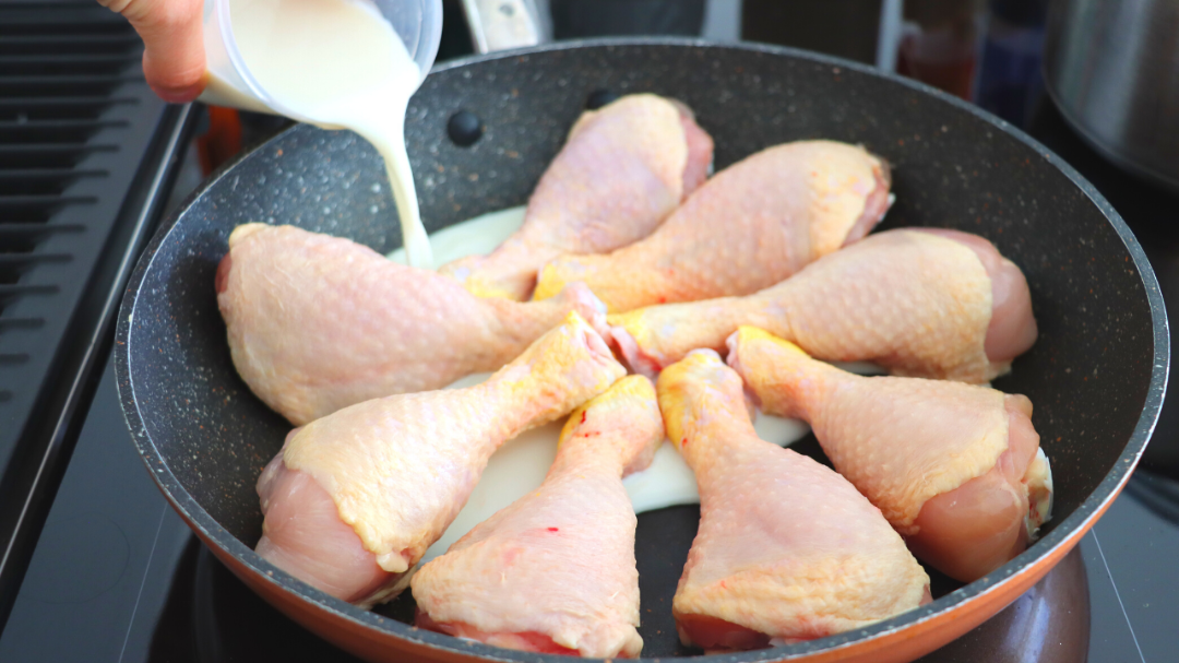 курица молоко лук. курица молоко лук. курица с корицей. куриные ножки способы приготовления. слив курицы и молока.