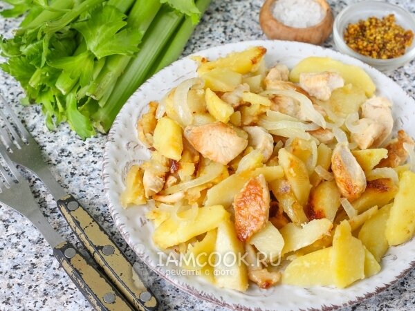 Овощной салат с курицей и картофелем пай