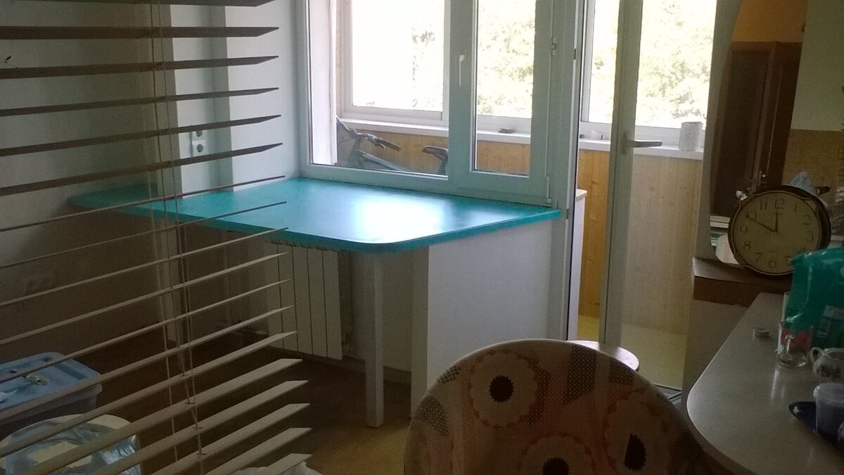 Стол-подоконник. Фото автора.