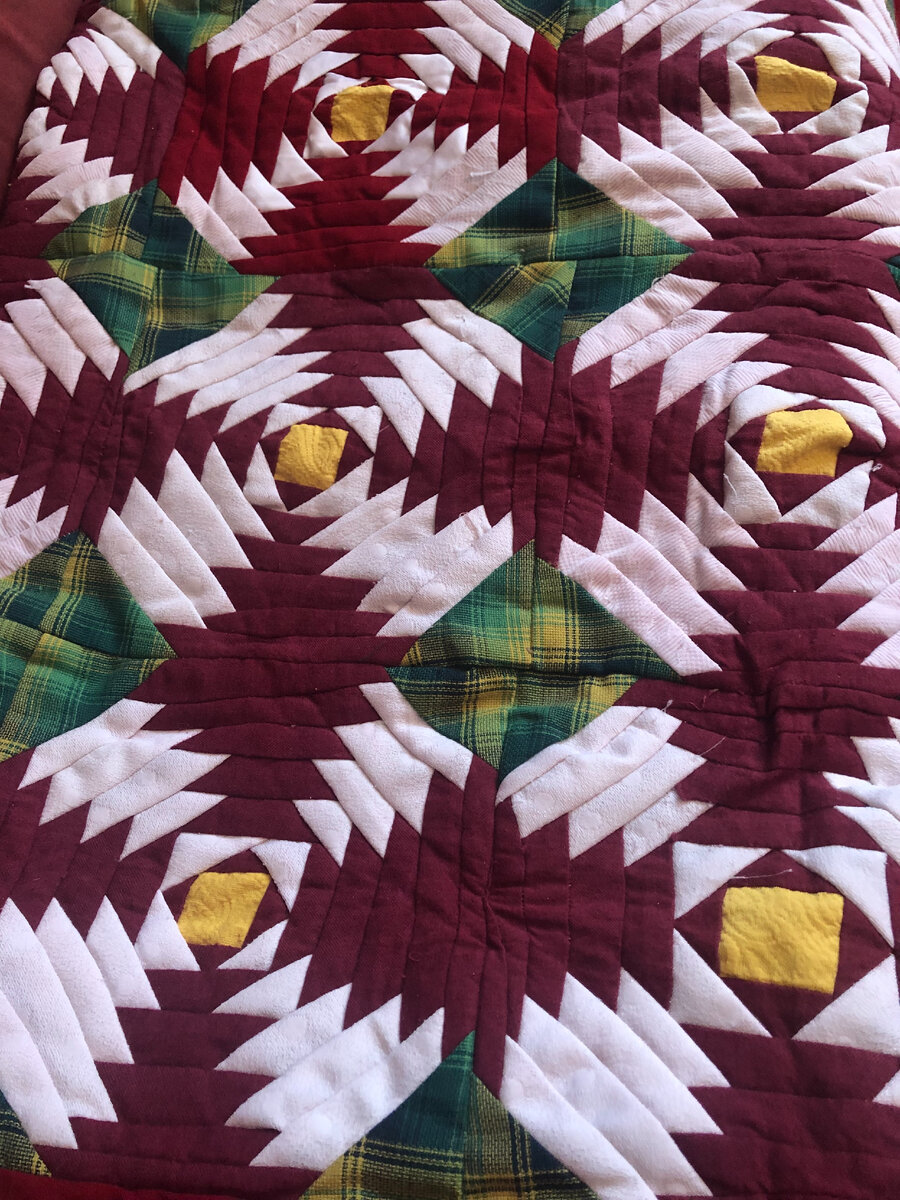 Плед, выполнен из обрезков ткани