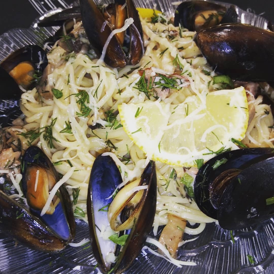 Паста с беконом,грибами. Тушила бекон и грибы с луком в сливках. Мидии отдельно приготовила с укропом. Потом всё смешала. Очень вкусно получается. 😋 