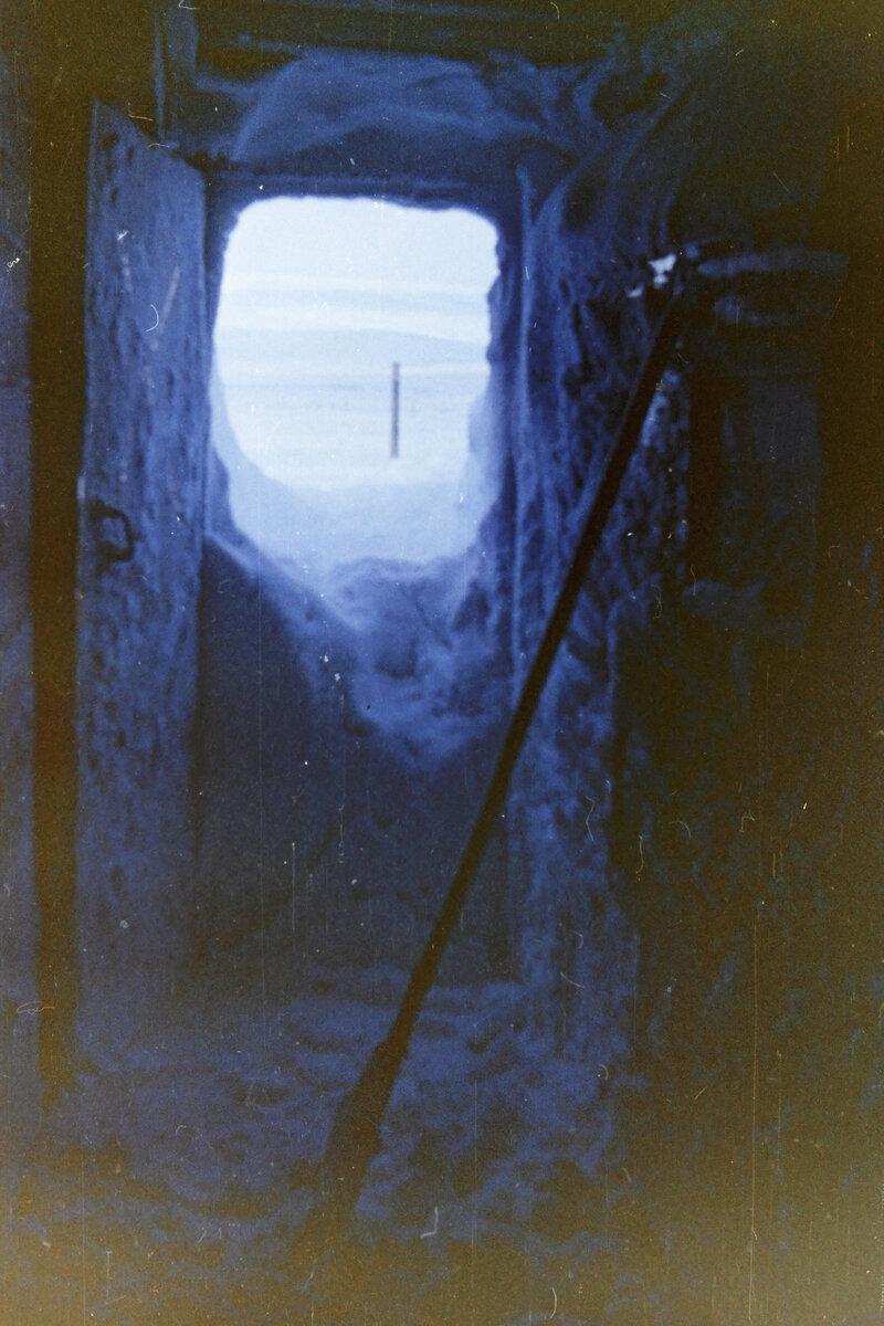 А это вход на пункт утром после этого небольшого тайфуна. Тоже повезло, бывает утром откроешь дверь, а там стена до потолка!