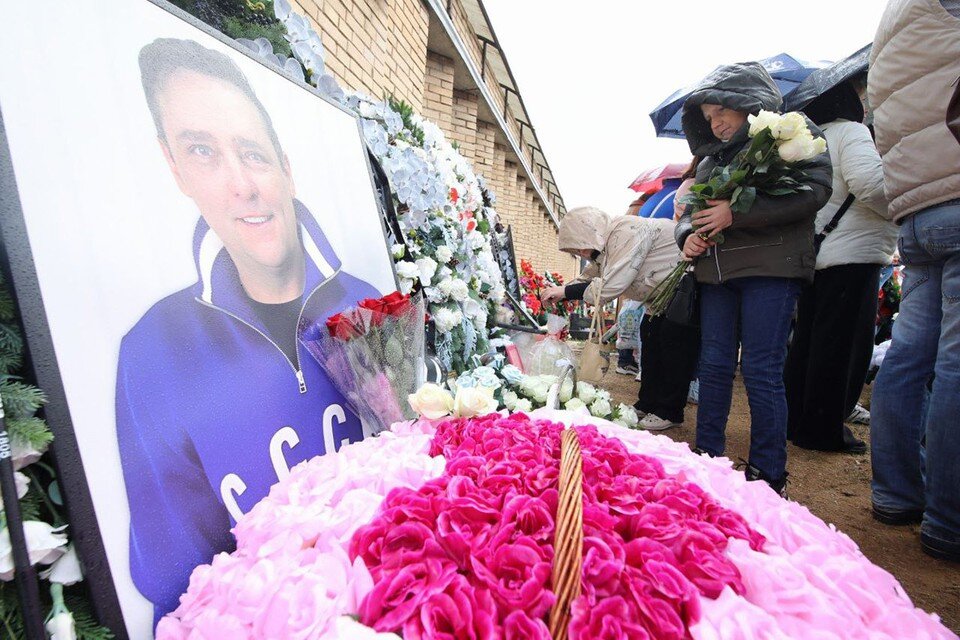     В день рождения Шатунова у могилы певца собрались почти две сотни поклонников его таланта. Андрей АБРАМОВ