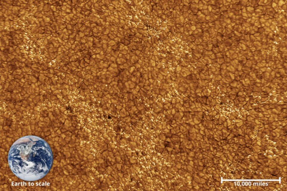     Крупный план хромосферы Солнца. Видны отдельные ячейки – гранулы. Земля – для сравнения.