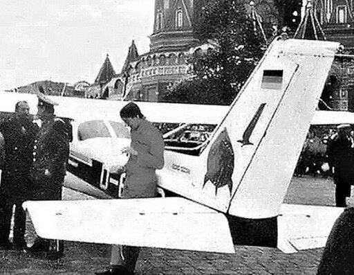 Хвост самолета Руста с нанесенными изображениями - атомной бомбы? russian7.ru