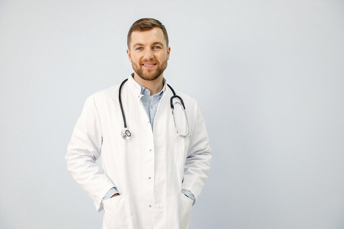<a href="https://ru.freepik.com/free-photo/portrait-of-a-male-physician-looking-at-camera-isolated-on-white-background_26965475.htm#query=doctor&position=12&from_view=search">Изображение от prostooleh</a> на Freepik