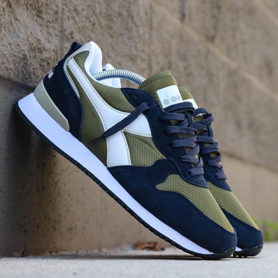 Базовая пара от известного итальянского бренда, традиционно славящегося мягкостью и комфортабельностью своих изделий. Наверху сетка соседствует с замшевыми элементами, резиновая подошва толщиной 2.7 сантиметра делает шаги мягкими, а тканевая подкладка тактильно приятна – хождение в коротких носках не доставляет дискомфорта. Владельцы в отзывах упоминают, что модель отлично подходит людям с широкой стопой. 
Очень легкие на фоне большинства конкурентов по ценовому сегменту, такие кроссовки идеально впишутся в гардероб в качестве повседневной обуви, которую порой приходится носить, не снимая весь день напролет. Если вы приобретаете Diadora Olympia в интернет-магазинах – тщательно проверьте качество при получении, некоторые ритейлеры грешат сбытом плохо проклеенных пар данного бренда.