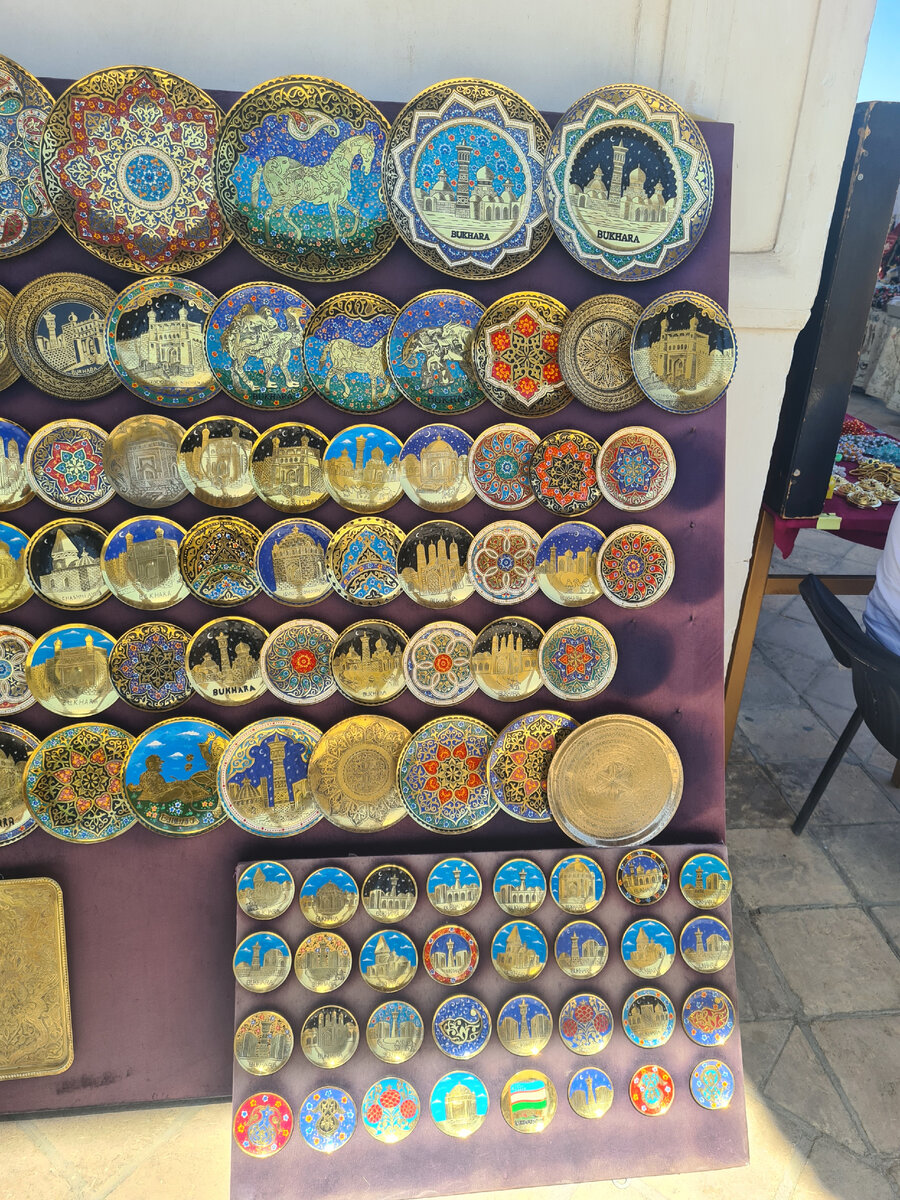 Например эти вырезаются вручную, а затем покрываются краской.