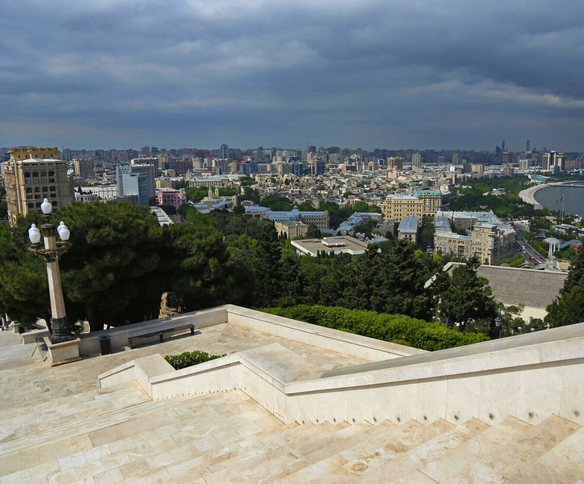  Краткое описание
Баку называют главным мегаполисом Кавказа, и это вполне заслуженно, ведь в городе проживает свыше 2 300 000 человек.-11