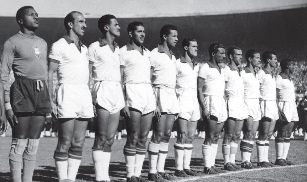 Сборная Бразилии перед решающим матчем с Уругваем (слева направо): Барбоза, Аугусто, Данило, Жувенал, Бауэр, Адемир, Зизиньо, Жаир, Шико, Фриаса, Бигоде 