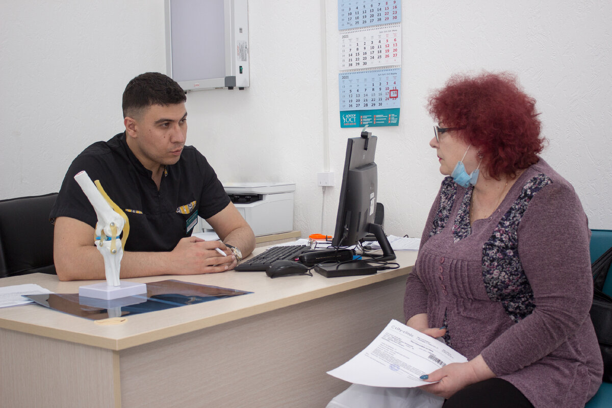 Пациентка на приеме у травматолога-ортопеда в Доктор ОСТ