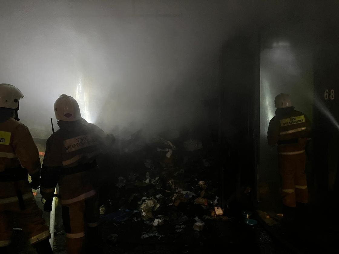    Пожарные тушат пожар:ДЧС Алматы