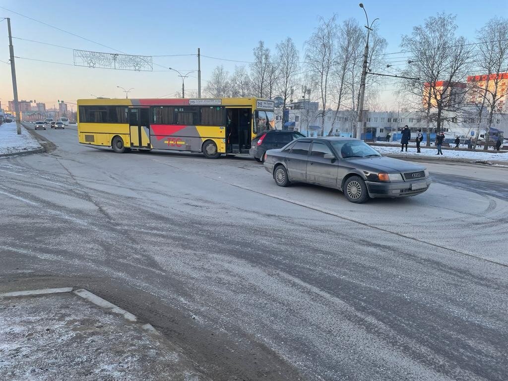 В Липецке в массовом ДТП с пассажирским автобусом и Ауди пострадала  водитель Лады Калины | Вести Липецк | Дзен