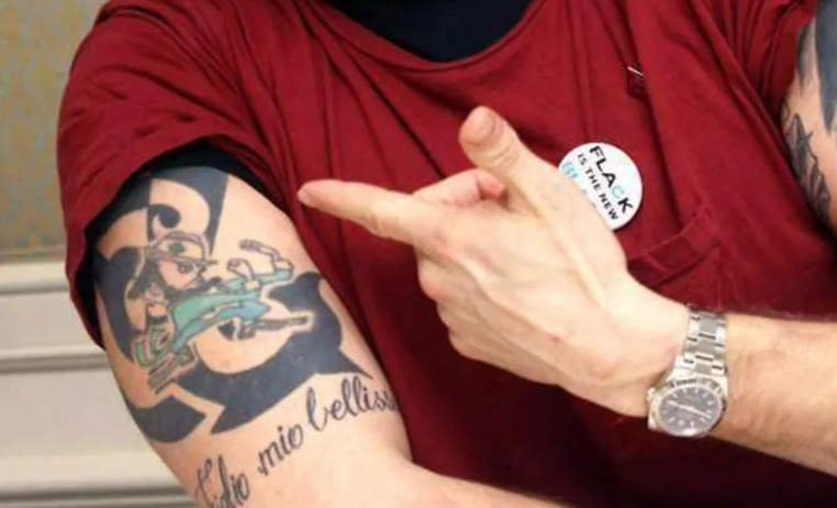 Лепрекон окружен племенной татуировкой