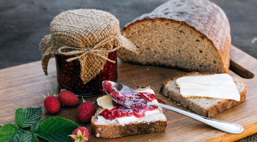    Необычные праздники. Как отметить День малинового варенья? Фото: Depositphotos