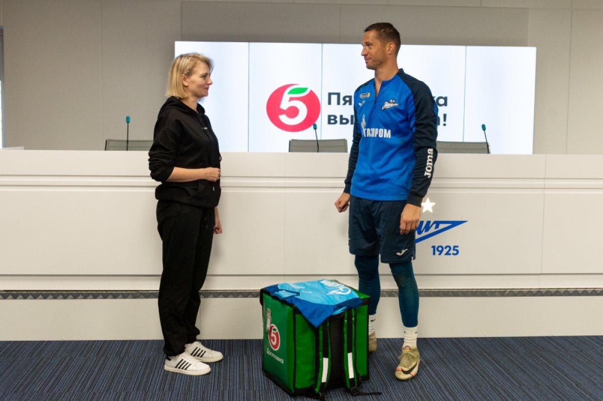    Вратарь футбольного клуба «Зенит» Михаил Кержаков.