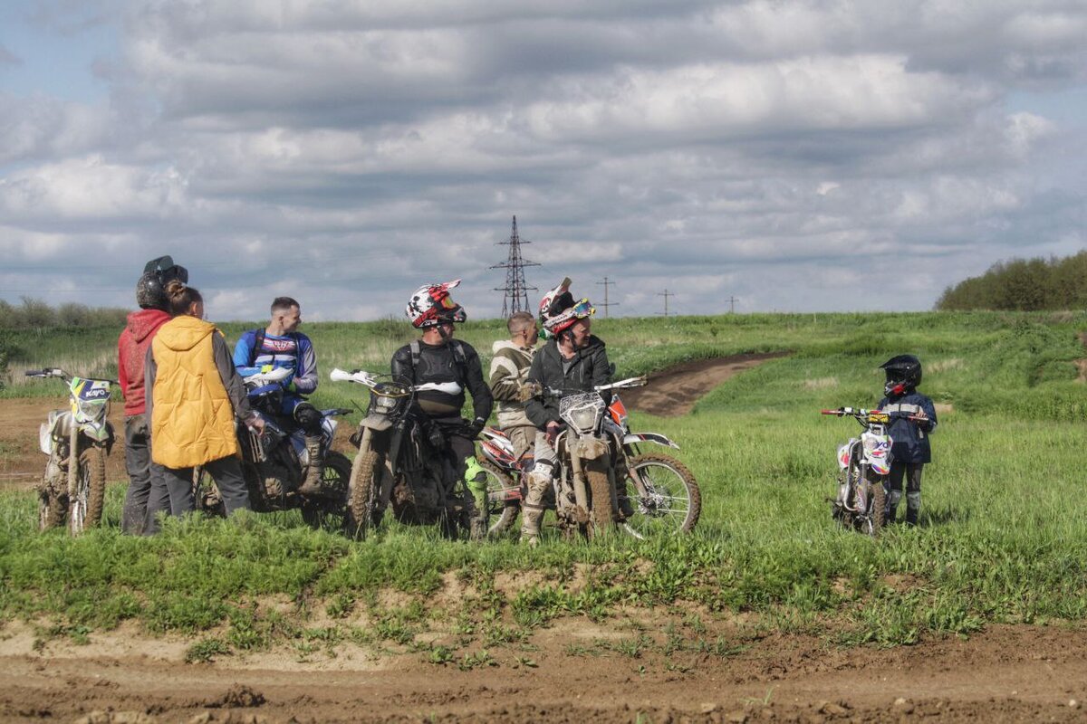 Веселая компания! Петр катается с братом, папой и его друзьями