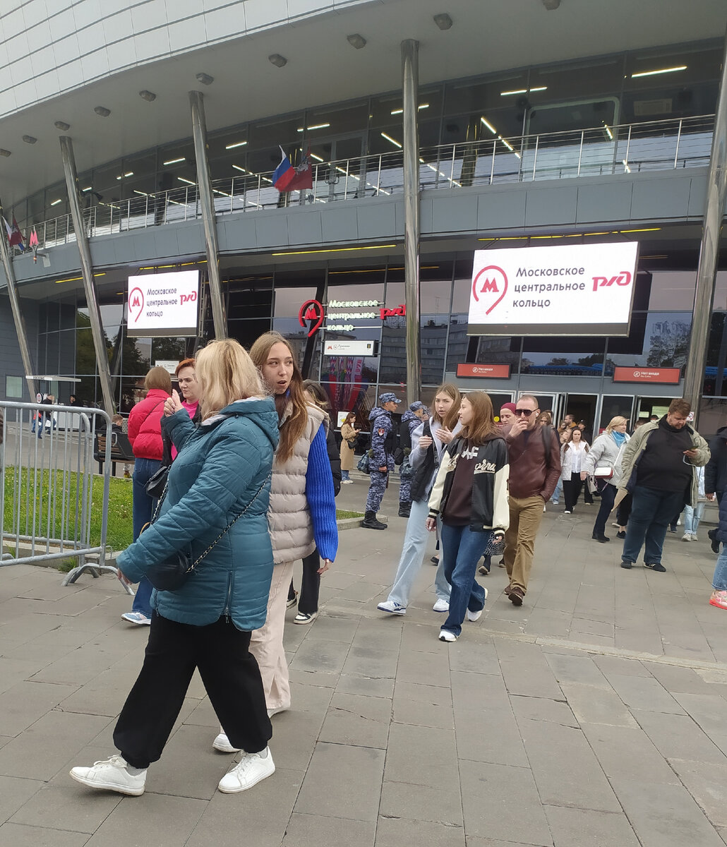 Это народ. На заднем плане можно увидеть сотрудников полиции, которые выполняли поставленные задачи четко и грамотно.