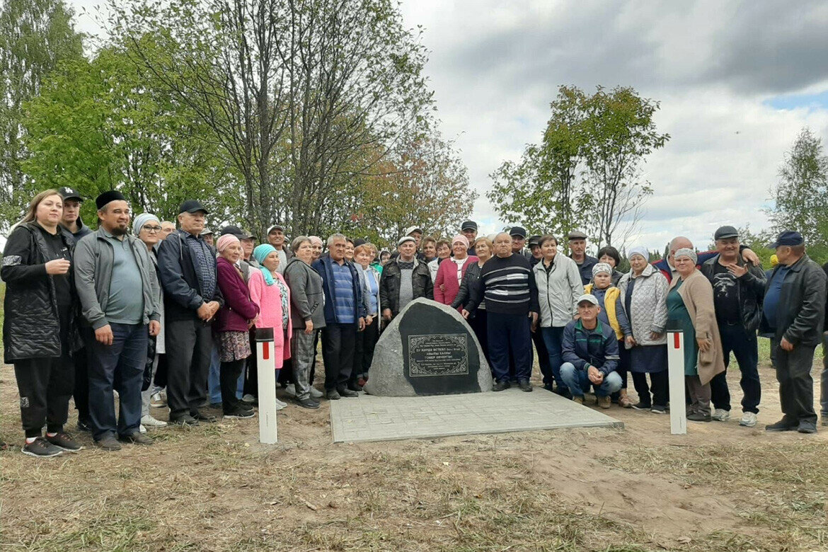 Она нам снится»: на месте исчезнувшей деревни в Арском районе установили  памятный камень | Татар-информ | Дзен