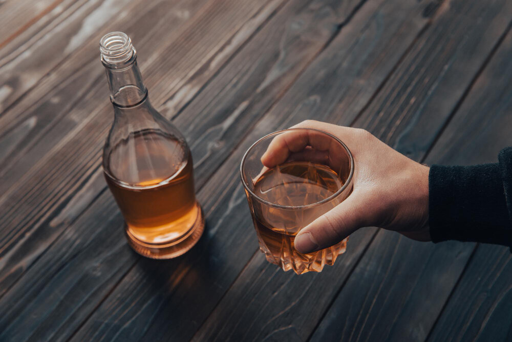 Какие препараты помогают в лечении алкоголизма? (источник изображения: freepik.com)