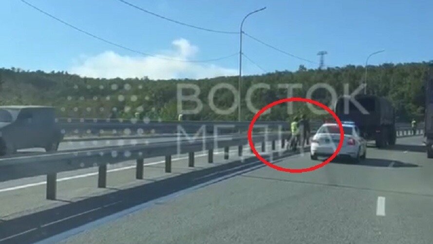     На объездной трассе Седанка-Патрокл с Де Фриза по направлению к острову Русский водители заметили машину военных и нескольких человек в униформе.