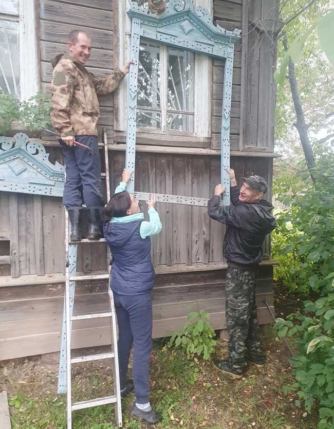 Первый этап работы - снятие наличников с окон