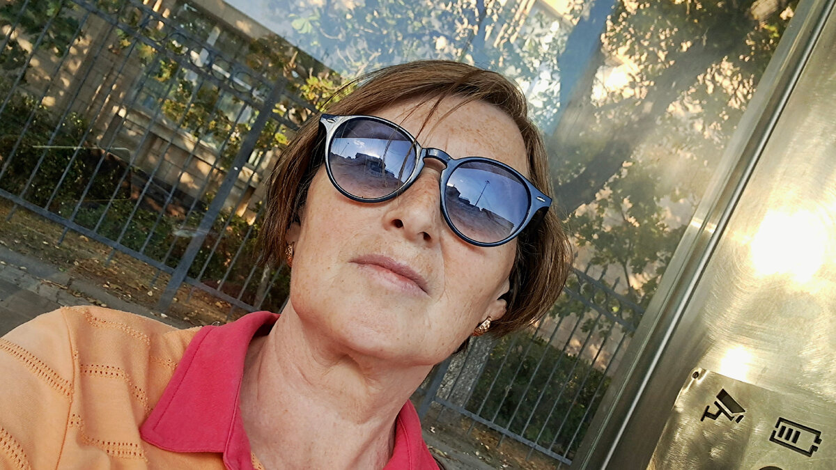 До прибытия автобуса 14 минут. Сижу, жду, на солнышке греюсь.