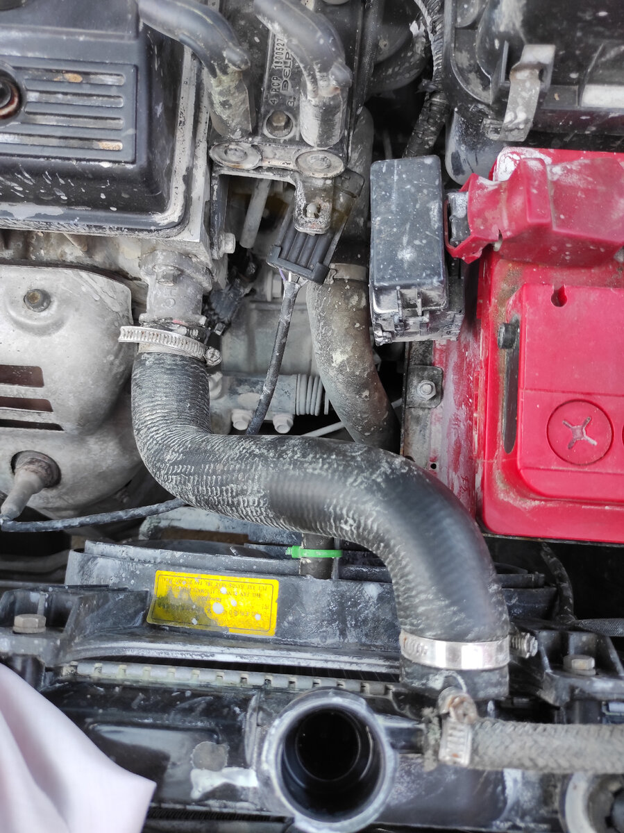 Подкапотное пространство автомобиля. 