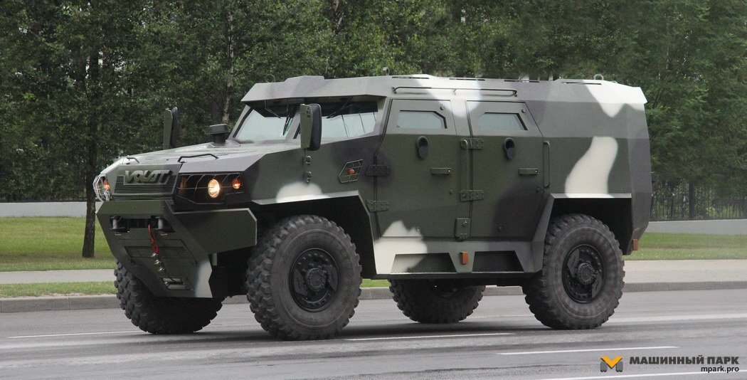 02. Минский парад 2017 года стал первым, в котором участвовали новейшие белорусские броневики Volat V1. Были представлены, как уже известные нашим читателям модификации, так и абсолютно новые.

