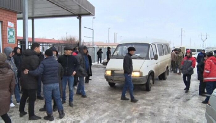  
Вчера, 27 декабря порядка 100 атырауских пассажирских автобусов и микроавтобусов не вышли с утра на маршруты. Таким образом водители-частники выразили свой протест на действия компании-перевозчика, решившей поднять цены за работу на линии, передает «ONESIA.INFO».
