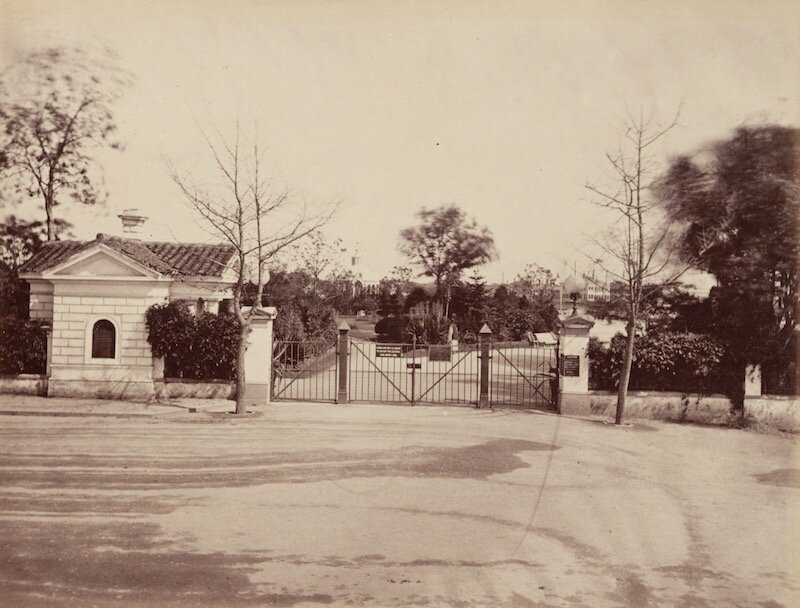 Вход с табличкой в 1880-е годы. Источник: Harvard Libraries