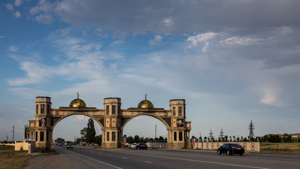 2. Примерно вот так выглядят подъезды к крупным городам в чеченской республике. Дороги кстати везде хорошие и широкие.

