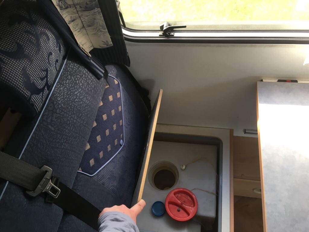 К большой красной заглушке прикреплена верёвочка, на другом конце которой маааленькая пробочка – выдернув её можно полностью слить бак чистой воды. Скажем перед зимовкой машины.