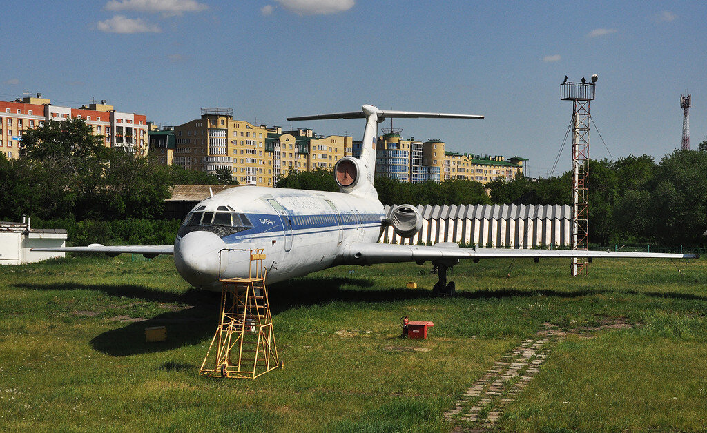  Как я уже писал, на минувшей неделе Omsk Spotting Club посетил с экскурсией одно из авиационных учебных заведений Омска - Омский Лётно-технический Колледж Гражданской Авиации им. А.В. Ляпидевского. Мы бывали с визитом здесь год назад зимой, пришло обновить фото в летнем экстерьере.... Помимо учебного аэродрома, колледж располагает вертодромом в Омской области, где проходит практика пилотов-вертолетчиков на Ми-8/171, Робинсонах и Беллах. В советское время экспозиция учебного аэродрома регулярно обновлялась, пополнялась новыми типами. 


