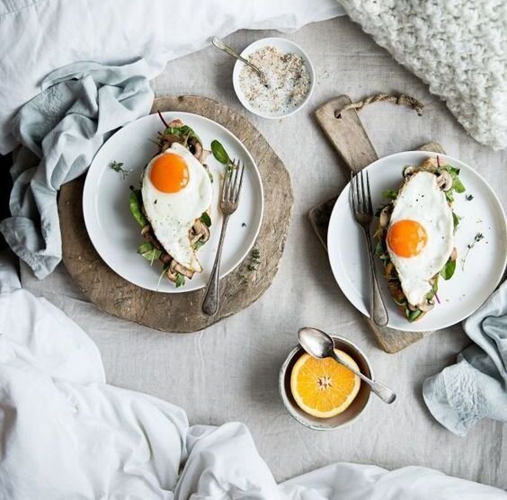 Самая популярная утренняя ЗОЖ-диета - белковая. 30 гр. белка через полчаса после пробуждения – завтрак, который заряжает энергией минимум на 4 часа.