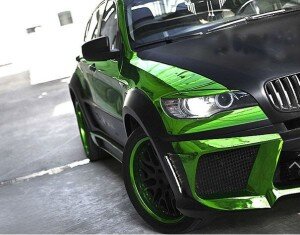 Красивая хромированная машинка оказывает сильное впечатление, отлично заявляет о себе. Но не стоит забывать и о чувстве умеренности. Целиком хромированный кузов — это уже перебор. Это опасно при движении: водители встречных машин могут быть очень сильно ослеплены. Зато некоторые переливающиеся на Солнце элементы будут выглядеть великолепно. Мощный эффект будет от выделенной базовой хромированной основы. Для понимания, как покрасить в хром, надо узнать способы и секреты. Хромирование автомобиля бывает нескольких способов: