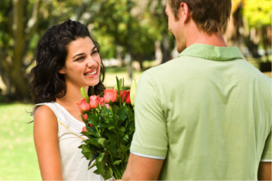 Как выйти из отношений с мужем. Женщине дарят цветы. Парень дарит цветы. Мужчина дарит цветы девушке. Парень дарит букет девушке.