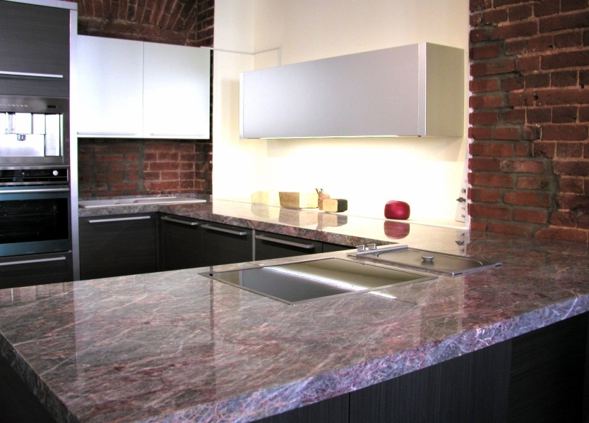 Каменная столешница на заказ набирает все больше популярности. Производство изделия под заказ – беспроигрышный вариант. Мы изготовим рабочую поверхность согласно всем замерам и любой формы. Наши услуги востребованы как среди простых потребителей, так и у профессиональных дизайнеров. Мы предлагаем: