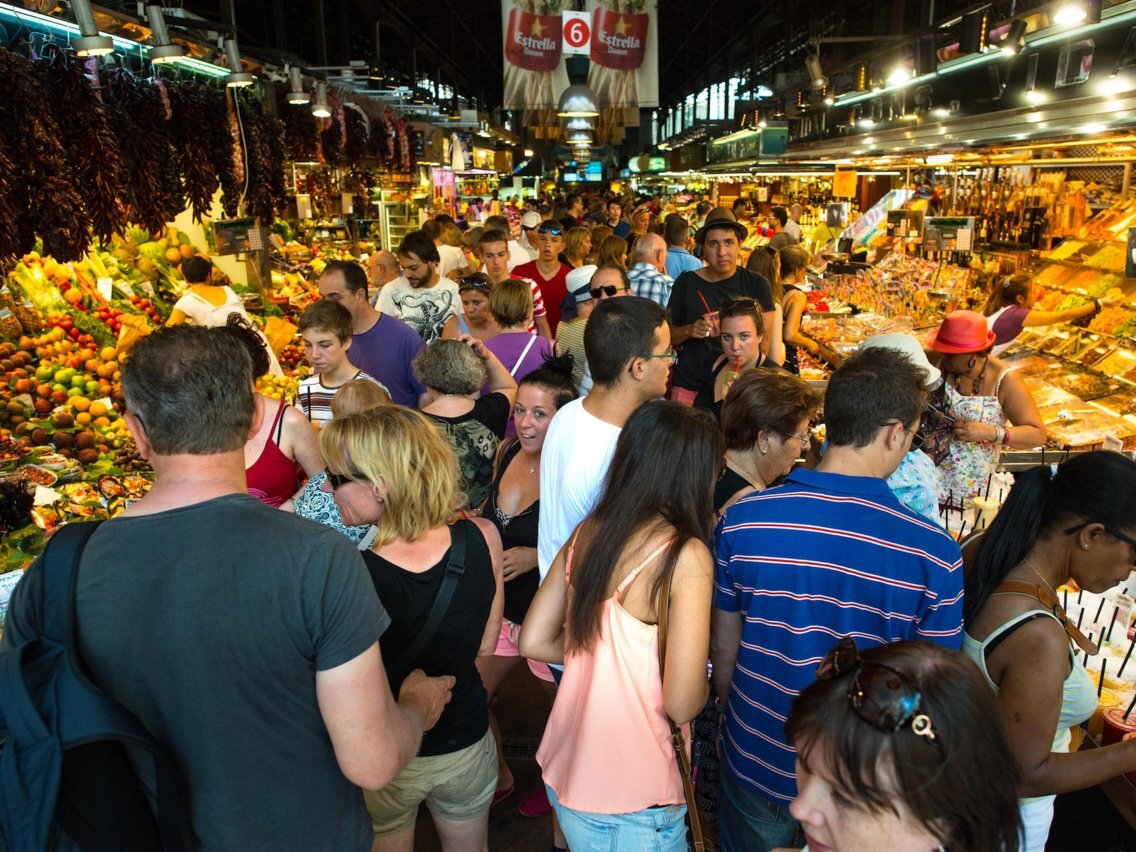 Туристы на знаменитом рынке "La Boqueria" в Барселоне