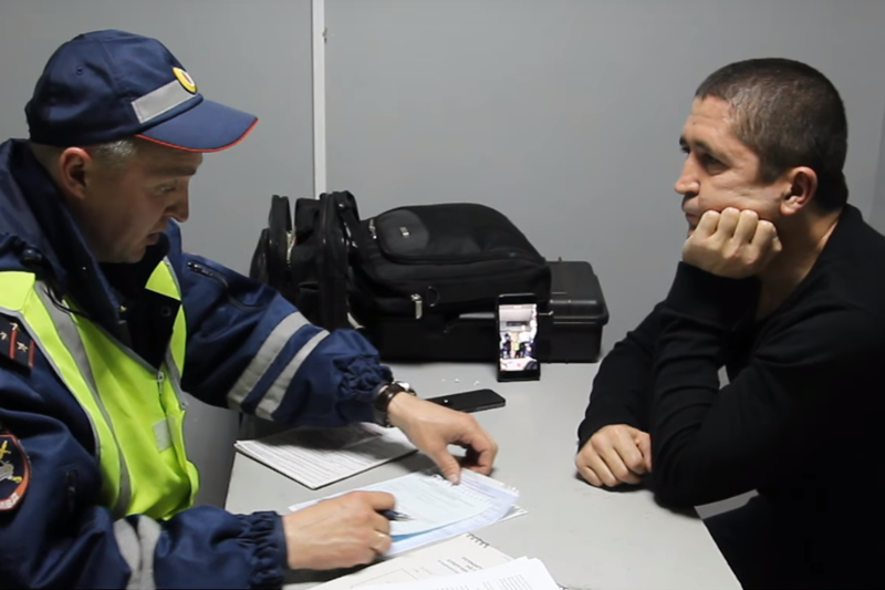 Полиция оформляет Щебенькова-старшего, 2015 год. Фото: Телеканал "ЗабТВ"