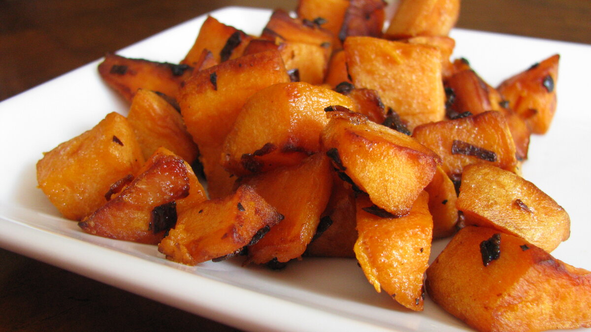 Картофель с грибами калорийность. Жареный батат. Батат жареный на сковороде. Картофель жареный калорийность. 100 Грамм жареной картошки.