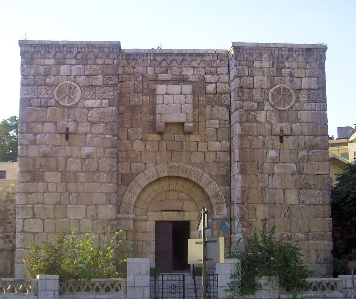 1. Столица  Дамаск – древнейший непрерывно населенный город мира. Оценки его возраста разнятся – от 4000 до 10000 лет. Древнее его, пожалуй, всего один город – палестинский Иерихон. В Сирии есть еще один город с более чем 4000-летней историей – Халеб.