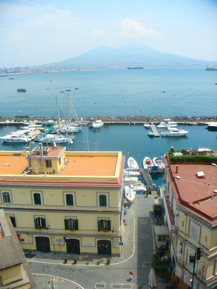 Неаполь, Италия. Вдали виднеется Везувий 
