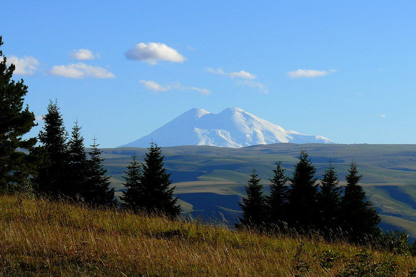 Согласно дошедшим до наших дней документам, первое покорение восточной вершины Эльбруса состоялось в 1829 году. Руководил экспедицией Георгий Арсеньевич Эммануэль, который, несмотря на свое венгерское происхождение, руководил Кавказской укрепленной линией. Кроме многочисленных ученых, включенных в состав экспедиции Российской академией наук, в восхождении на вершину участвовало 1000 военнослужащих и проводники, знавшие тайные тропы и наименее опасные склоны.Скорее всего, по предположению современных историков, человек побывал на вершинах и в ущельях Эльбруса задолго до 1829 года. Однако по документации, принято считать первым покорением Эльбруса восхождение научной экспедиции во главе с Эммануэлем.
