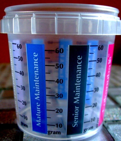 Используют кухонные весы или специальный мерный стаканчик