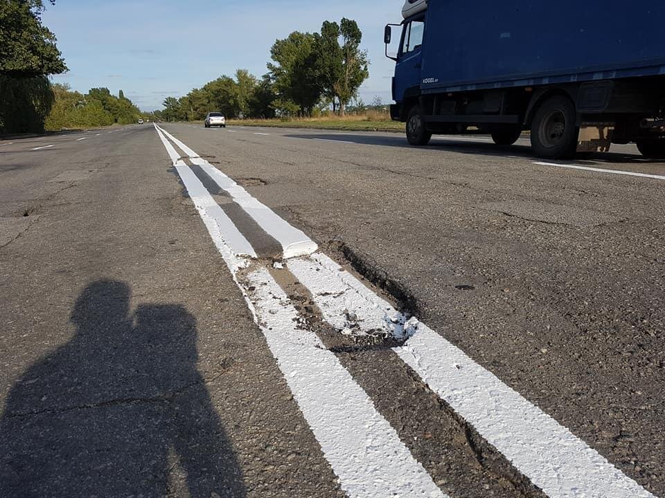 Перегруженные фуры довольно часто объезжают пункт ГВК по грунтовым дорогам / фейсбук волонтер Юлия Сегеда
